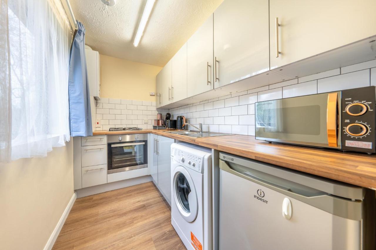 Grange Studio Apartment - Heathrow Staines-upon-Thames Eksteriør billede