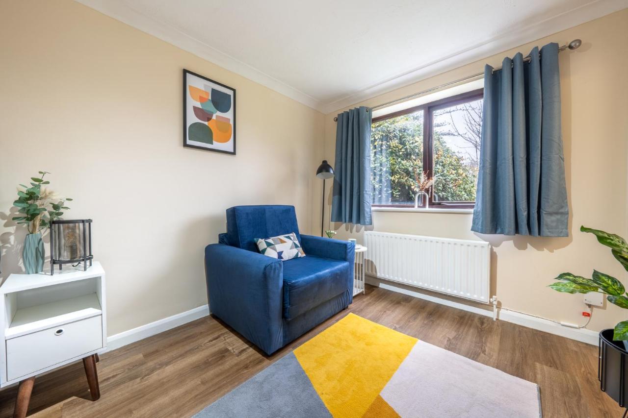 Grange Studio Apartment - Heathrow Staines-upon-Thames Eksteriør billede