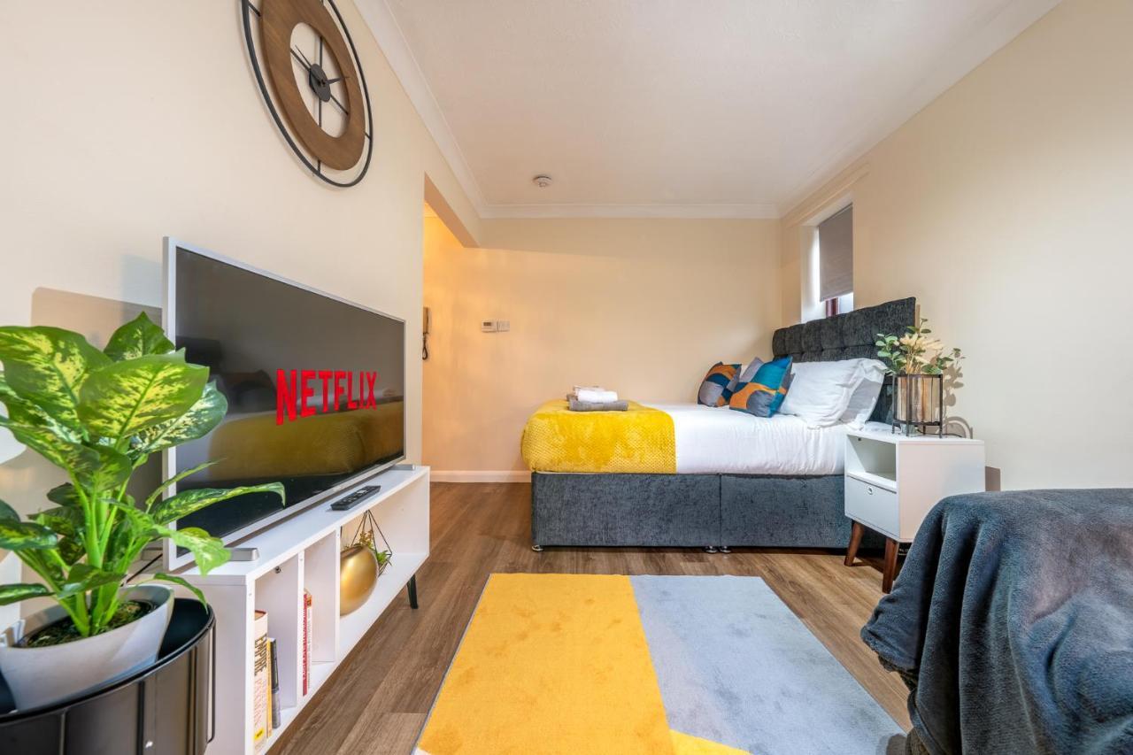 Grange Studio Apartment - Heathrow Staines-upon-Thames Eksteriør billede