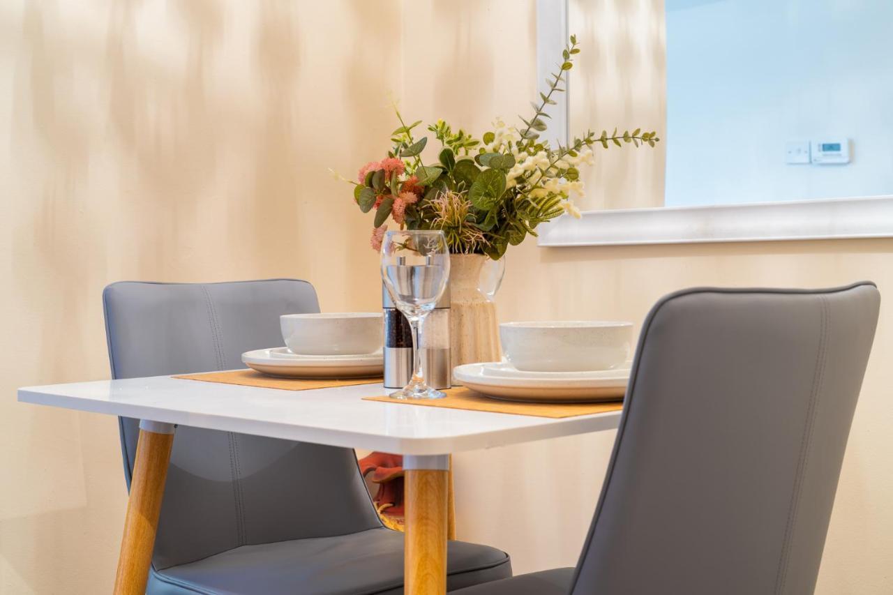 Grange Studio Apartment - Heathrow Staines-upon-Thames Eksteriør billede