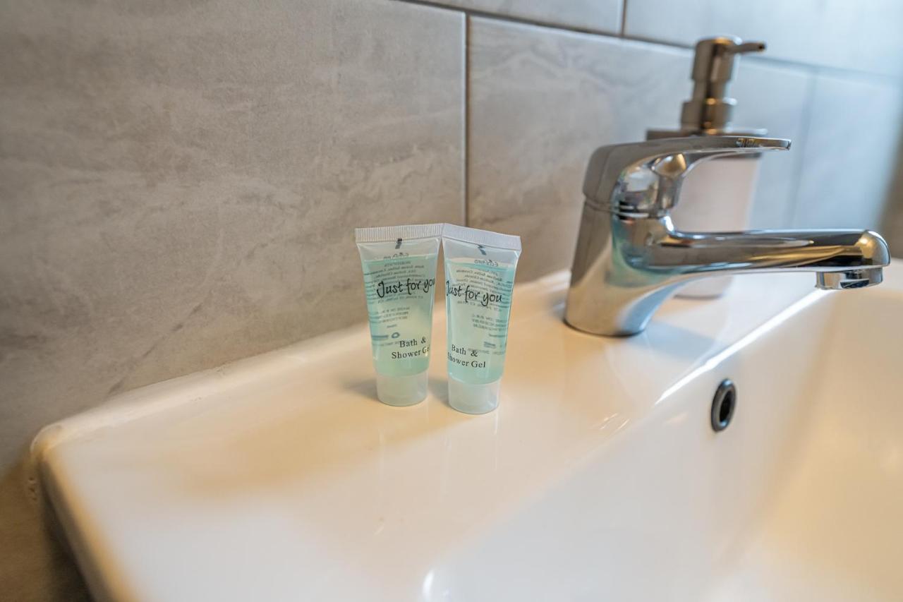 Grange Studio Apartment - Heathrow Staines-upon-Thames Eksteriør billede