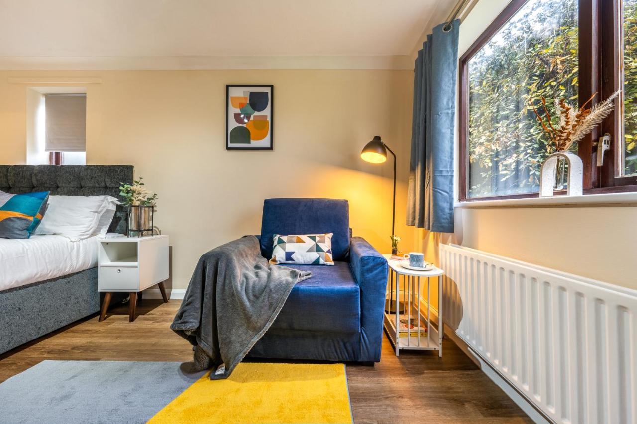 Grange Studio Apartment - Heathrow Staines-upon-Thames Eksteriør billede