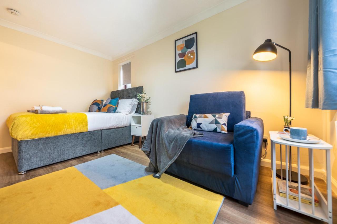Grange Studio Apartment - Heathrow Staines-upon-Thames Eksteriør billede