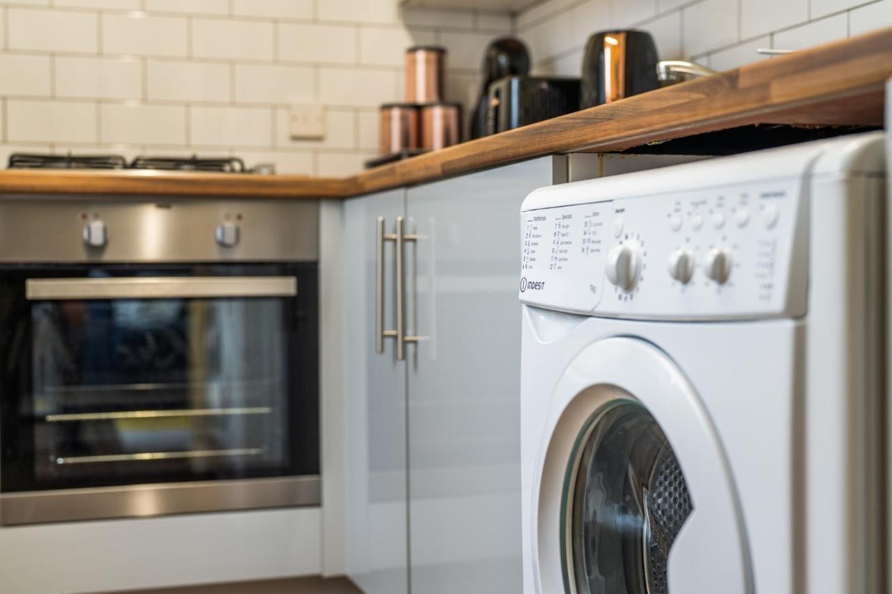 Grange Studio Apartment - Heathrow Staines-upon-Thames Eksteriør billede