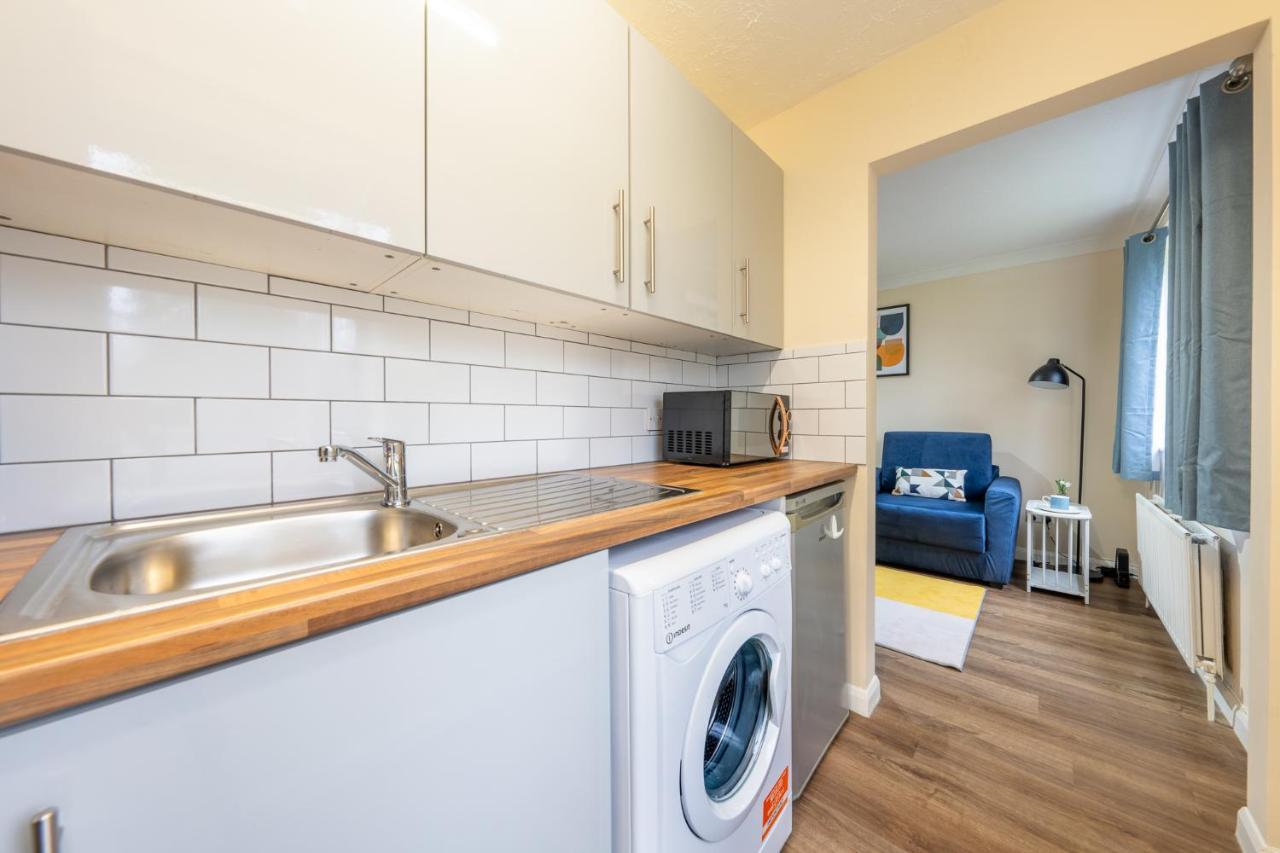 Grange Studio Apartment - Heathrow Staines-upon-Thames Eksteriør billede